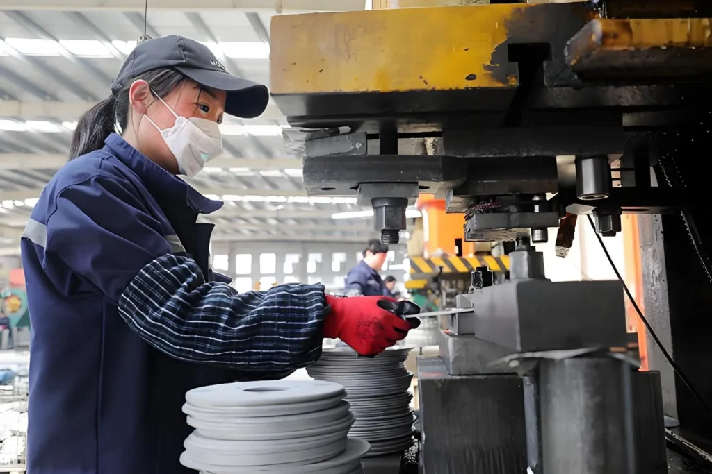 Die fabriek vervaardig remskywe. Die fabriek vervaardig remskywe.