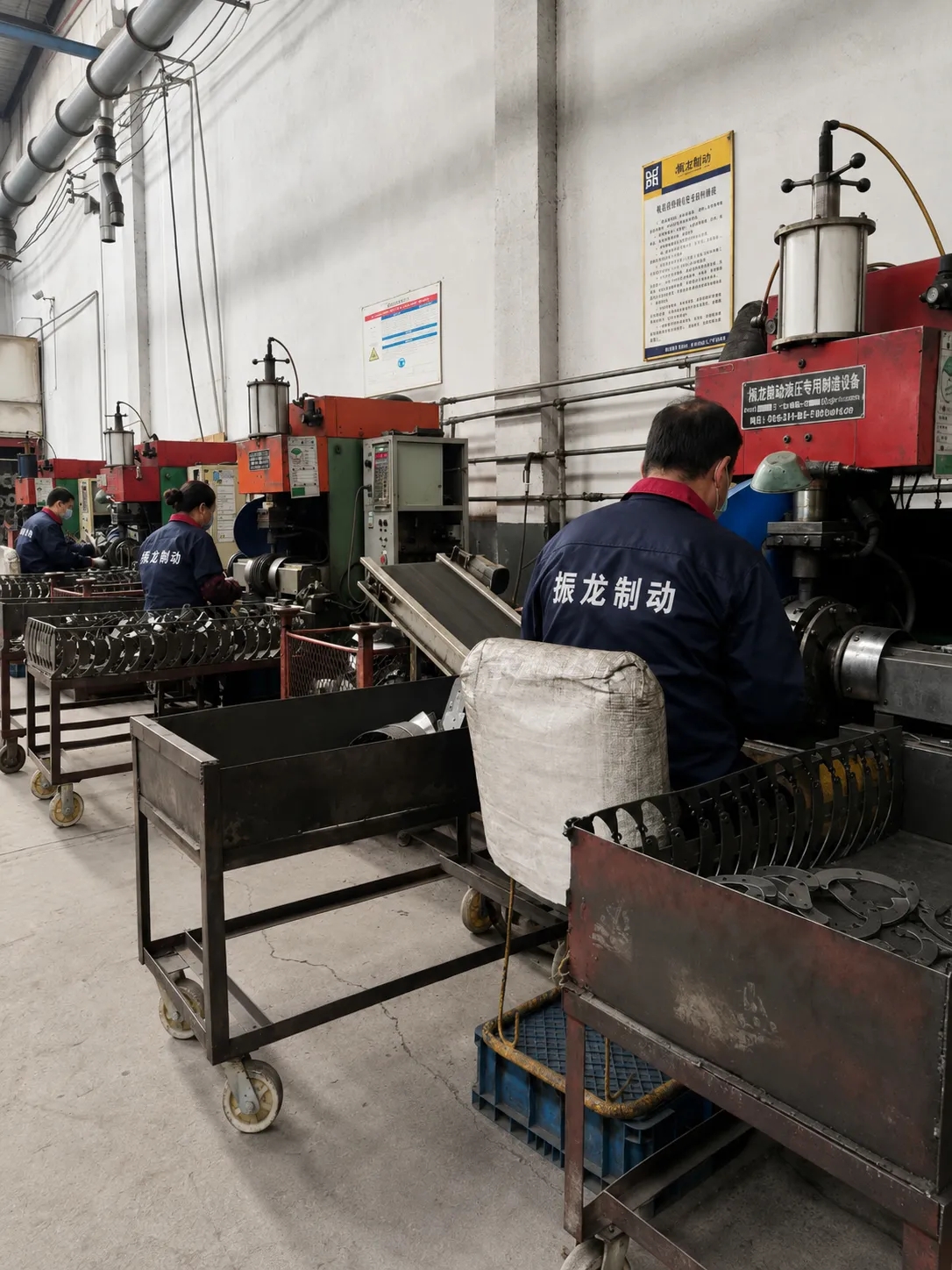 Remskoenwerkswinkel by Zhenlong: staalskoenperse en remskoenproduksielyn