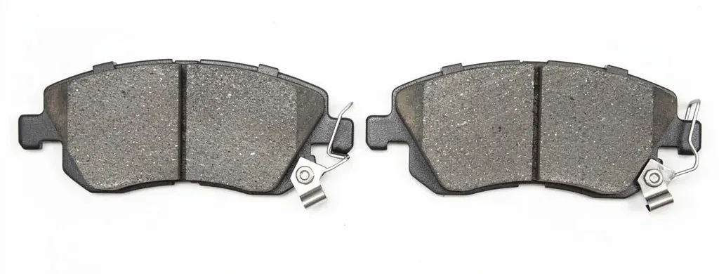 Dua pad brek Cina yang serupa dengan plat sokongan dan klip sensor yang berbeza Dua pad brek Cina yang serupa dengan plat sokongan dan klip sensor yang berbeza